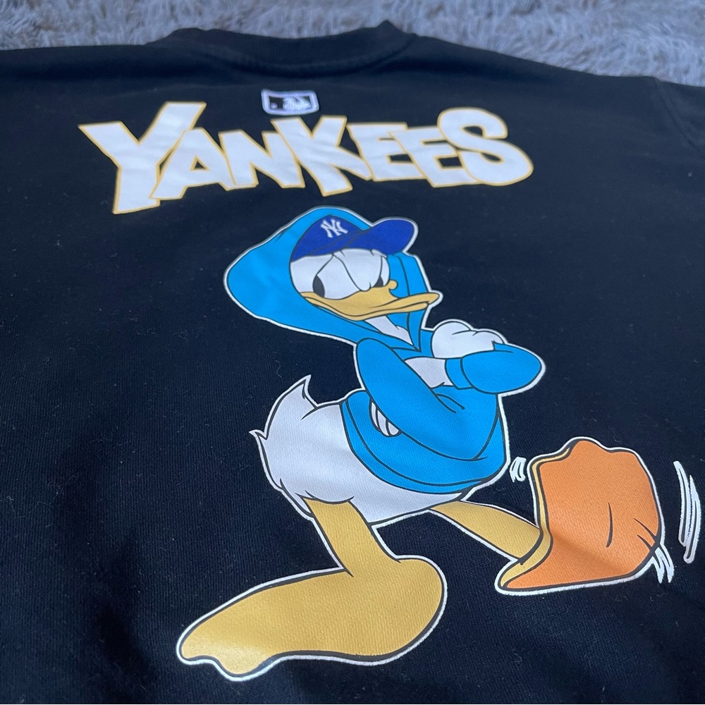 MLB New York Yankees x Disney Collab Sweatshirt w/ Big Print Donald Duck